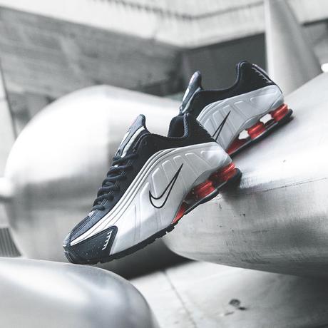La Nike Shox R4 Silver Black Red est de retour La Nike Shox R4 Silver Black Red est de retour