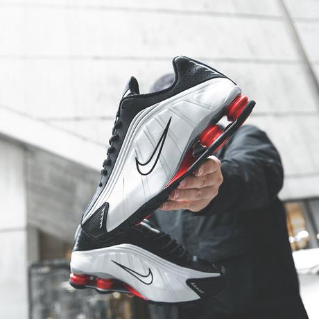 La Nike Shox R4 Silver Black Red est de retour La Nike Shox R4 Silver Black Red est de retour