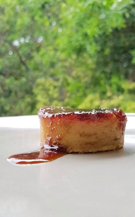 {Gâteau comme un pudding au fruit à pain et au caramel}