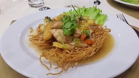 Soirée de soutien aux femmes engagées du Vietnam Nid de nouilles croustillantes au poulet et légumes