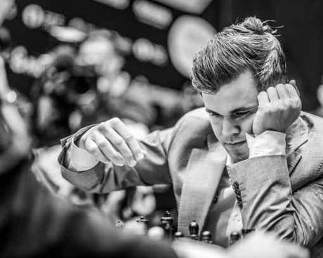 L'insondable champion du monde d'échecs Magnus Carlsen a-t-il voulu secrètement jouer les départages où il fait figure de grand favori face à Caruana ? Photo © site officiel