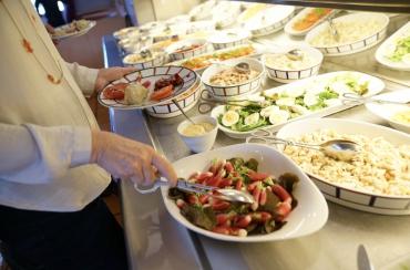 Cantines et restaurants : l'offre de produits bio augmente mais reste encore très modeste