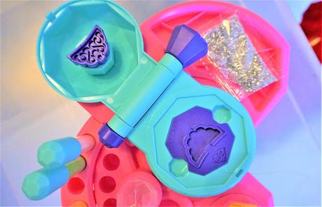 Crée tes bijoux en cristaux, avec Dujardin ! Crée tes bijoux en cristaux, avec Dujardin !