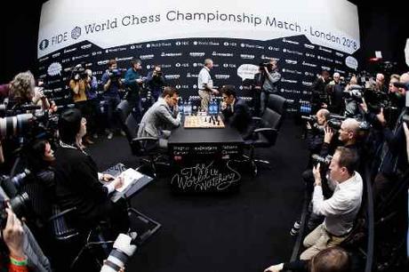 Les deux joueurs d'échecs sous le feu des caméras et des appareils photo - Photo © site officiel