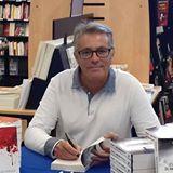 Photo de profil de Laurent Fréour, L’image contient peut-être : 1 personne, assis et lunettes