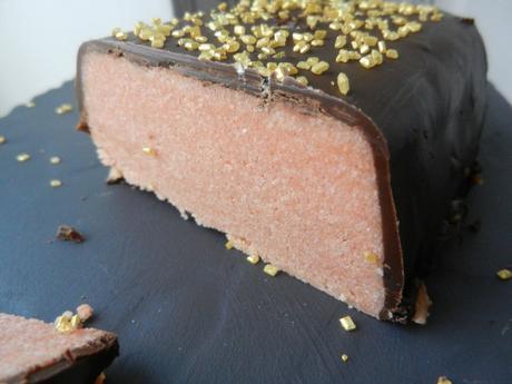 Gâteau aux biscuits rose glacé au chocolat Gâteau aux biscuits rose glacé au chocolat