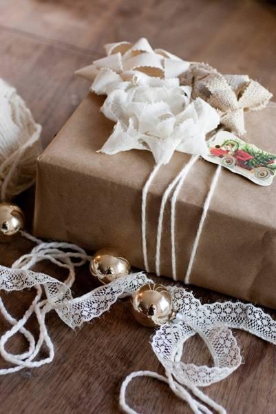 Vite, empaquetez vos cadeaux! 10 idées pour recouvrir des cadeaux avec du tissu