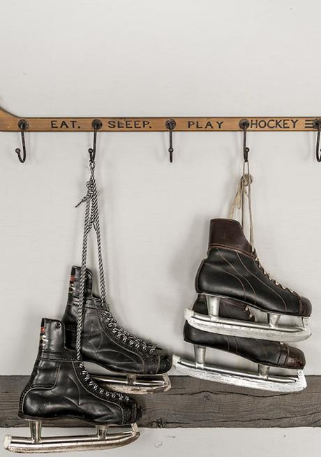 petit chalet vintage crosse hockey patins à glace blog déco clem around the corner