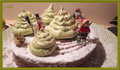 Gâteau au yaourt à la vanille, décoré de sapins de Noël meringué