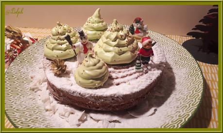 Gâteau au yaourt à la vanille, décoré de sapins de Noël meringué