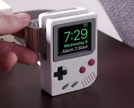 Un support de charge pour l’Apple Watch façon Game Boy !