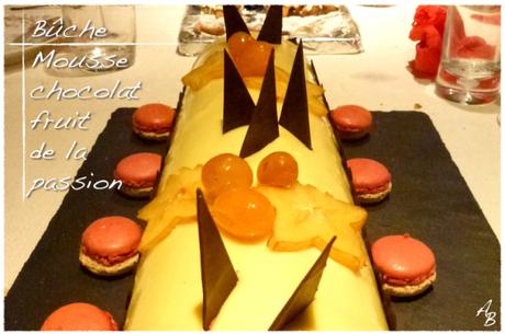 Bûche mousse au chocolat, insert mousse passion et croustillant pistache