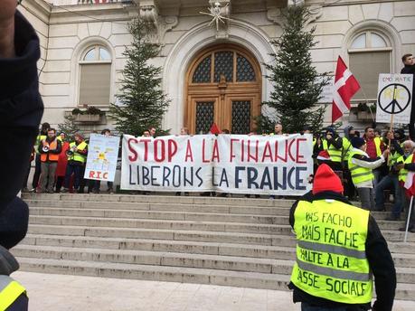 L’immonde cortège de tête des #Giletsjaunes de #Chambéry… L’immonde cortège de tête des #Giletsjaunes de #Chambéry…