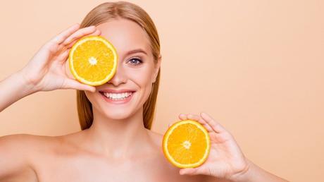 femme et oranges