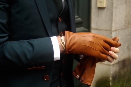 blog-mode-homme-style-elegant-masculin-costume-sur-mesure-vert-samson-bordeaux-paris-qualite-prix-pas-cher-gant-cuir-france-double-bracelet-hermes-complet-trois-pieces-3-smart-dandy-classe-mariage-cravate-berluti-laine-tressee-mocassins-louis-vuitton-pantalon-ourlet-poche-cavalier