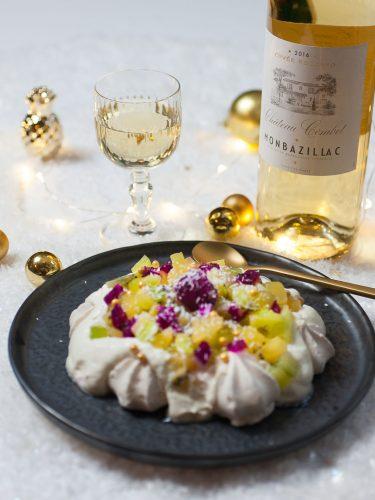 Pavlova aux kiwis jaunes et verts avec ses meringues vanillées. Pavlova aux kiwis jaunes et verts avec ses meringues vanillées.