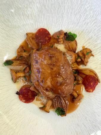 Ris de veau, chorizo, oignons caramélisés © Olivia Goldman