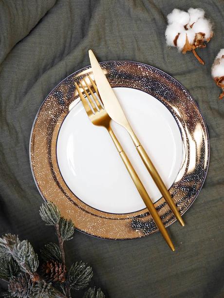 diner romantique de Noël assiette art déco paillettes or design réveillon table absolument maison - blog Clem around the corner