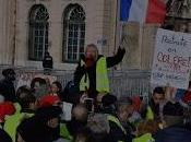 gilets jaunes parisiens enlèvent leur masque chantent quenelle Dieudonné