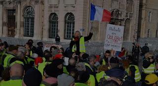 Les gilets jaunes parisiens enlèvent leur masque : ils chantent La quenelle de Dieudonné