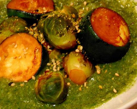 Repas vert; choux de Bruxelles et courgettes, sur crème de riz