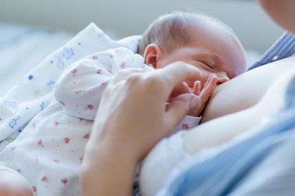 Les bébés utilisent en effet ce sens du toucher pour trouver et s’attacher au sein de leur mère.