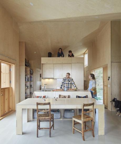 chalet design en norvège bois clair meuble famille décoration salle à manger blog déco clem around the corner