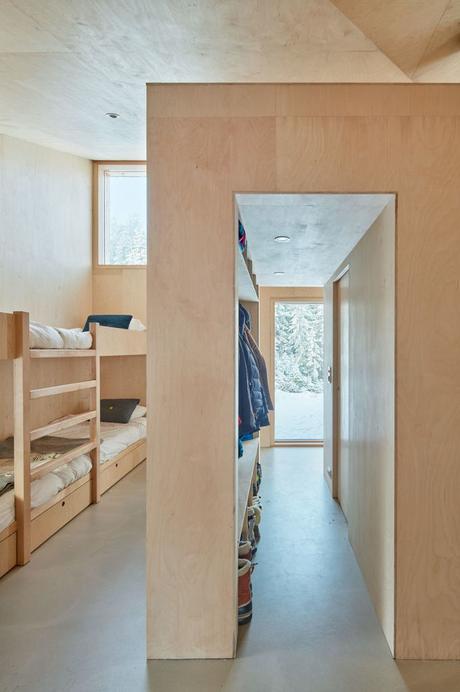 chalet design en norvège chambre lits superposés placard ouvert blog déco clem around the corner