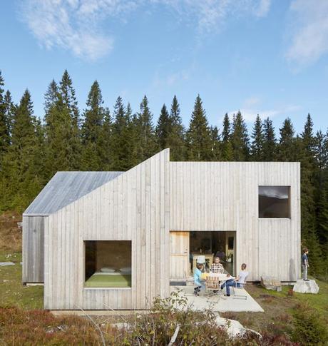 chalet design en norvège terrasse bois clair chambre fenêtre chambre vue blog déco clem around the corner