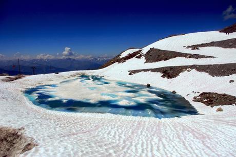 Glacial lake in the Chiaupe glacier, La Plagne © French Moments
