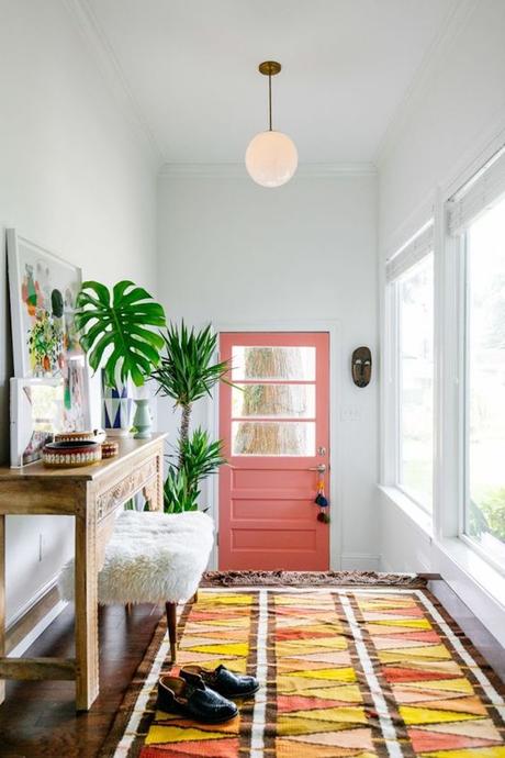 couleur de l'année pantone 2019 living coral porte tapis coloré couloir entrée maison originale bohème blog déco clem around the corner
