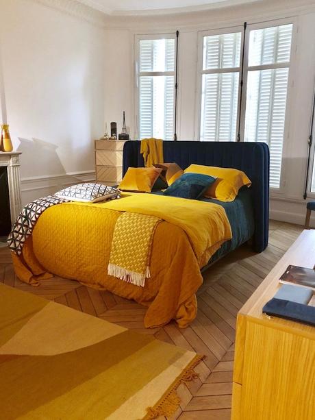 chambre jaune moutarde deco tête de lit velours bleu - blog décoration - clem around the corner