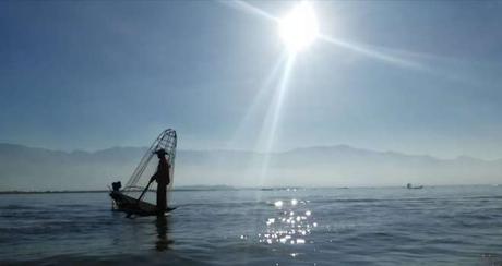 Inle : ce petit lac plein de charmes pour ses pêcheurs sur un pied
