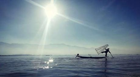 Inle : ce petit lac plein de charmes pour ses pêcheurs sur un pied
