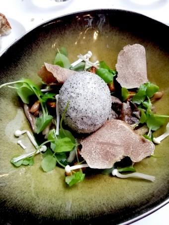 Oeuf, panure encre de sèche, cresson, truffes d'Alba. © Gourmets Oeuf, panure encre de sèche, cresson, truffes d'Alba. © Gourmets