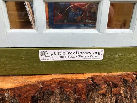Un arbre centenaire devient une superbe bibliothèque de rue