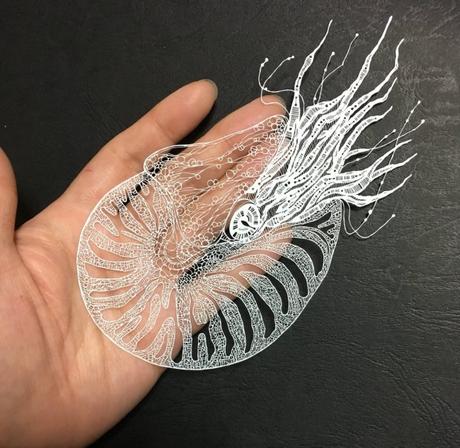Une magnifique pieuvre découpée dans une seule feuille de papier