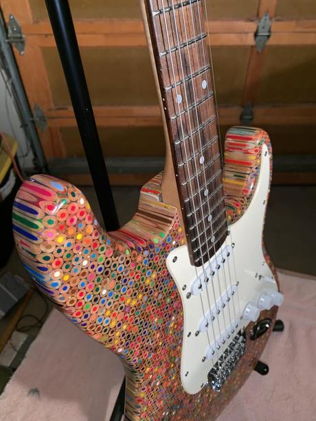 Une guitare éléctrique constituée de 1200 crayons de couleur