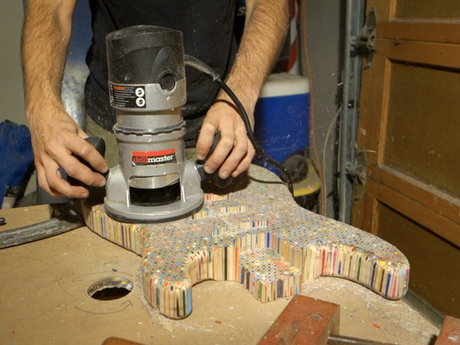 Une guitare éléctrique constituée de 1200 crayons de couleur