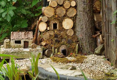 Il découvre des souris dans son jardin et décide de leur construire un village Il découvre des souris dans son jardin et décide de leur construire un village