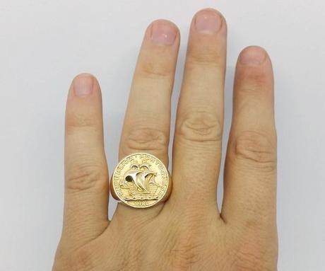chevalière pièce monnaie en or porté au doigt