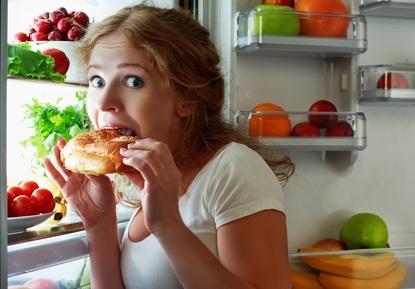 Les personnes qui vivent de nuit s’alimentent de manière plus erratique, avec des apports nettement plus élevés d’aliments malsains.