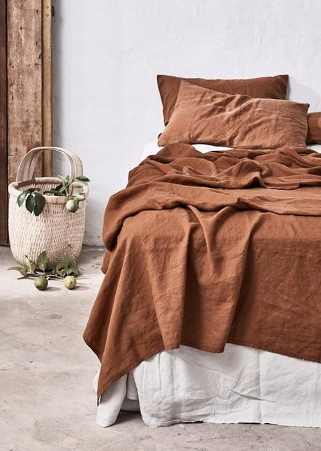 Déco couleur terracotta : où l’adopter ? couleur terracotta lit couverture lin blog déco clem around the corner