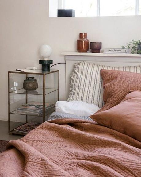 Déco couleur terracotta : où l’adopter ? couleur terracotta lit couverture orange marron blog déco clem around the corner
