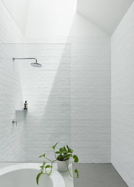 maison avec puits de lumière baignoire douche carreaux blanc lumineux plante verte blog déco clem around the corner