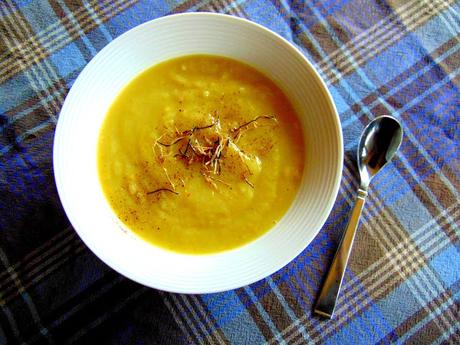 Soupe au poireau, chou-fleur, lentilles et cari, avec radicelles de poireau