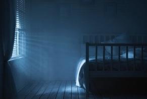 Il existe une association significative entre l’exposition nocturne à la lumière artificielle nocturne et l’insomnie, chez les personnes âgées, par la mesure de leur consommation de médicaments hypnotiques.