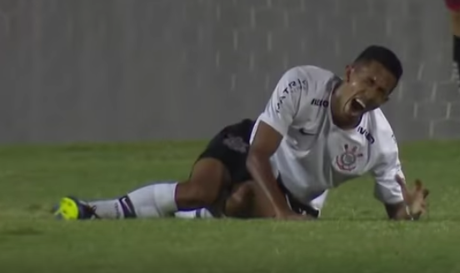 Vidéo choc: Jambe brisée pour le joueur de foot brésilien Fessin