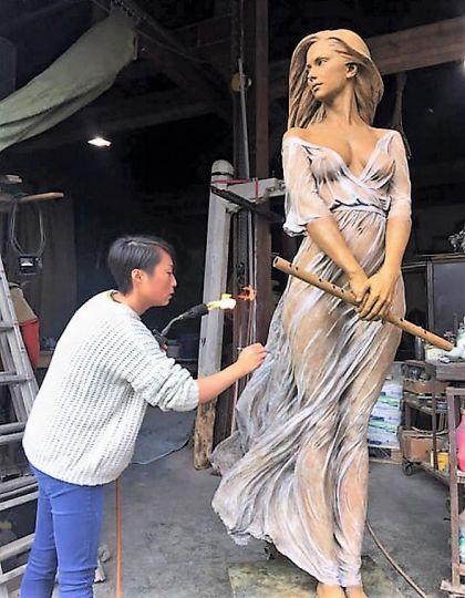 Sculptures de femmes par Luo Li Rong