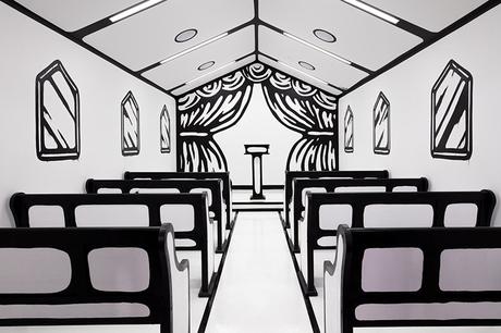 Une chapelle entièrement construite en noir et blanc façon Comics